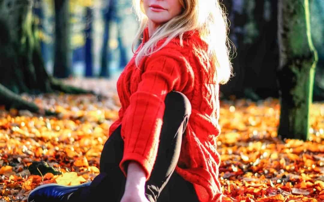 kobieta praktykuje jogę w parku jesienią