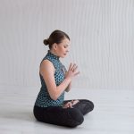 kobieta medytuje